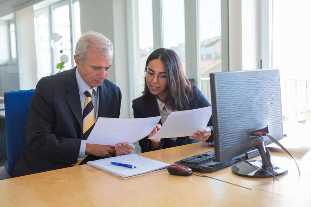Auditoria y Aseguramiento 1 mujer profesional explicando detalles documento al cliente lugar trabajo lider empresarial serio consultor experto financiero o legal concepto trabajo equipo o cooperacion